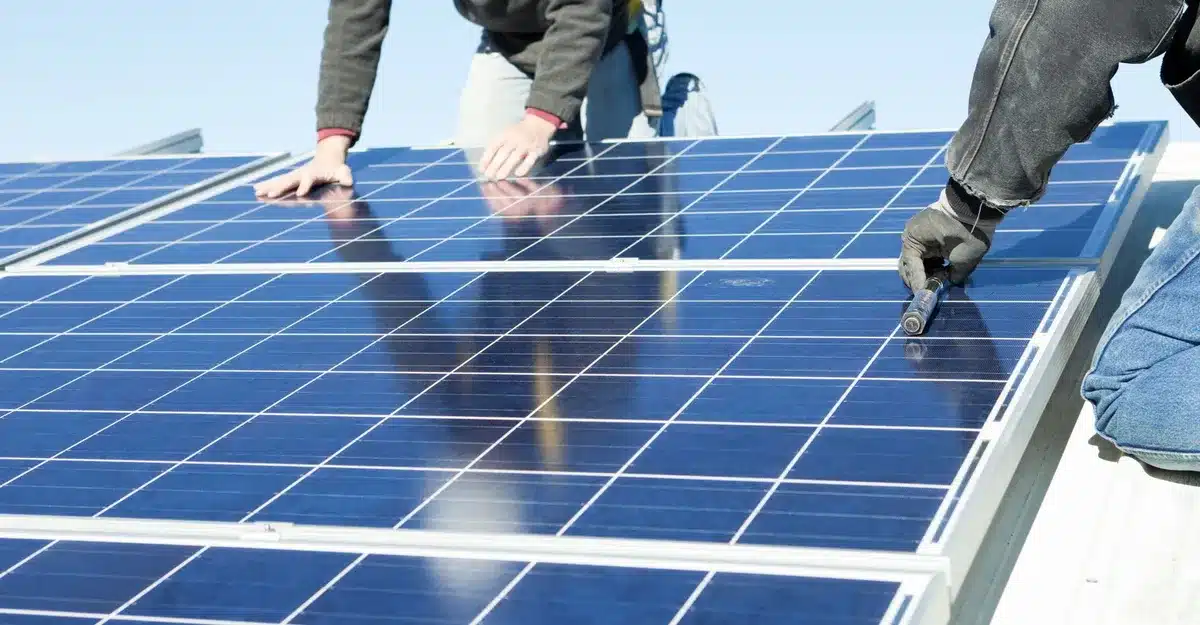 คนกำลังติดตั้งโซลาเซลล์