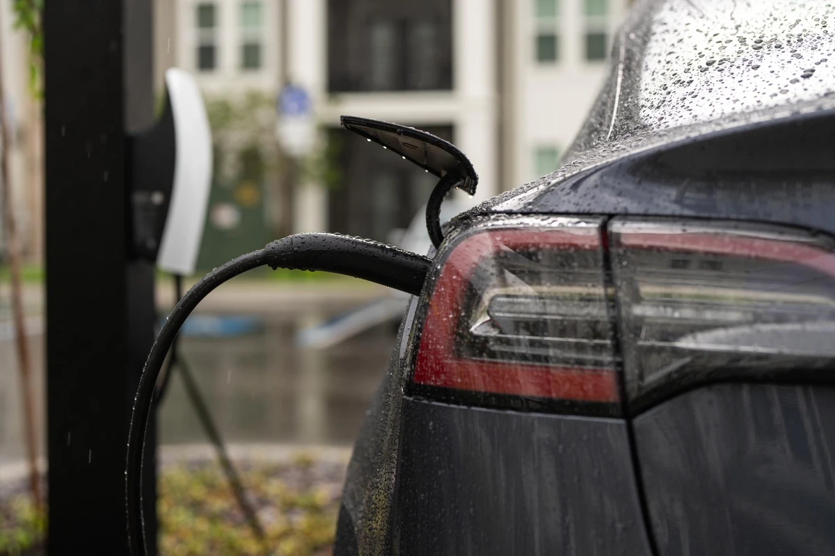 ชาร์จแบตรถไฟฟ้าหน้าฝนให้ปลอดภัย